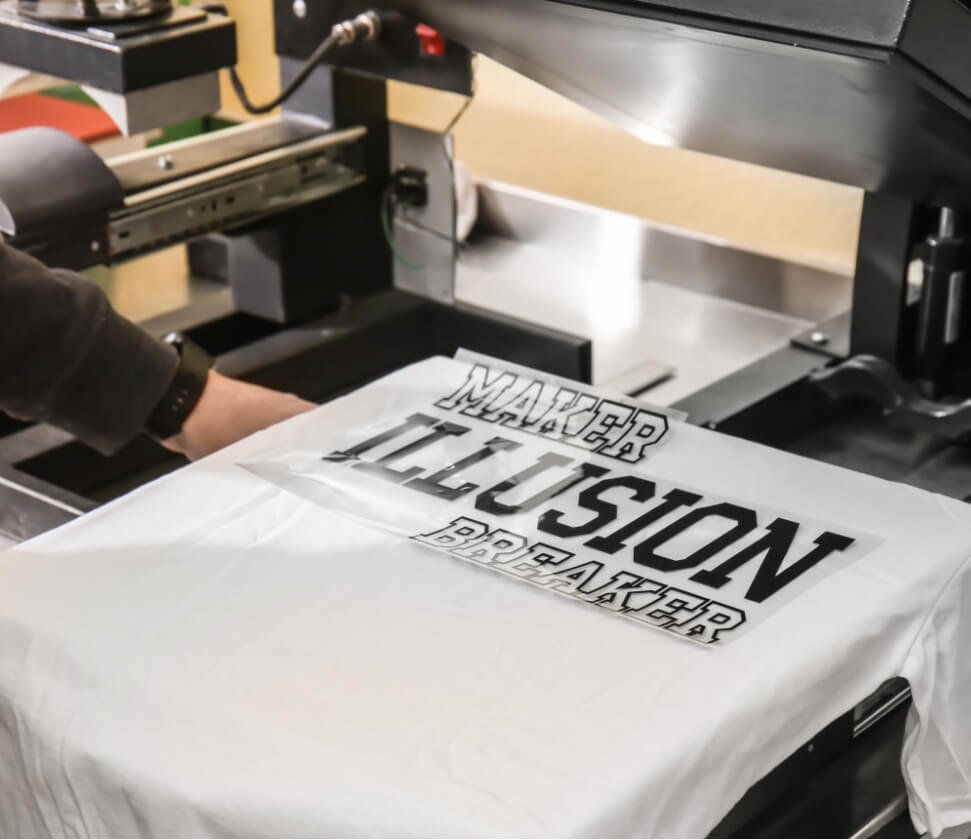 weißes Shirt mit Flexdruck Folie unter einer Presse