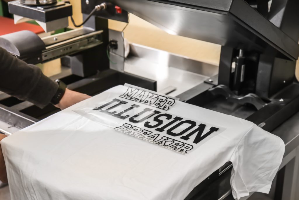 Shirt in Transferpresse beim flexdruckverfahren